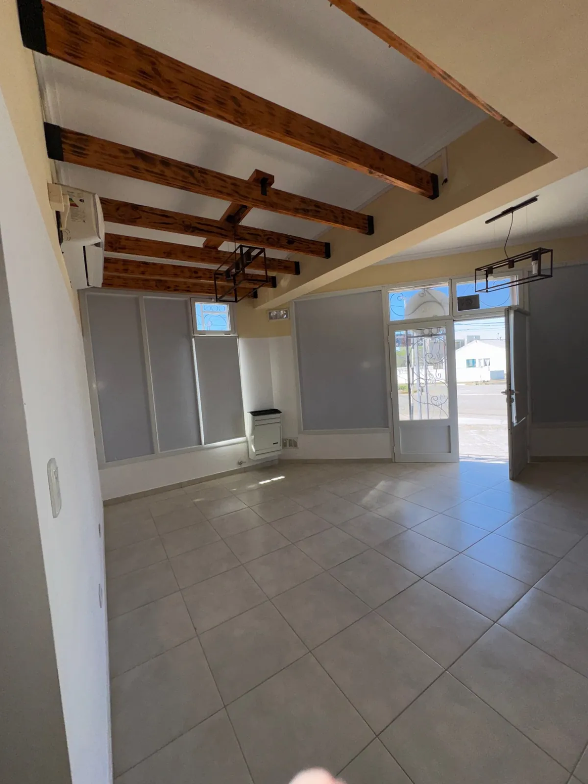 Local comercial en alquiler – Lewis Jones y Neuquén — foto 2
