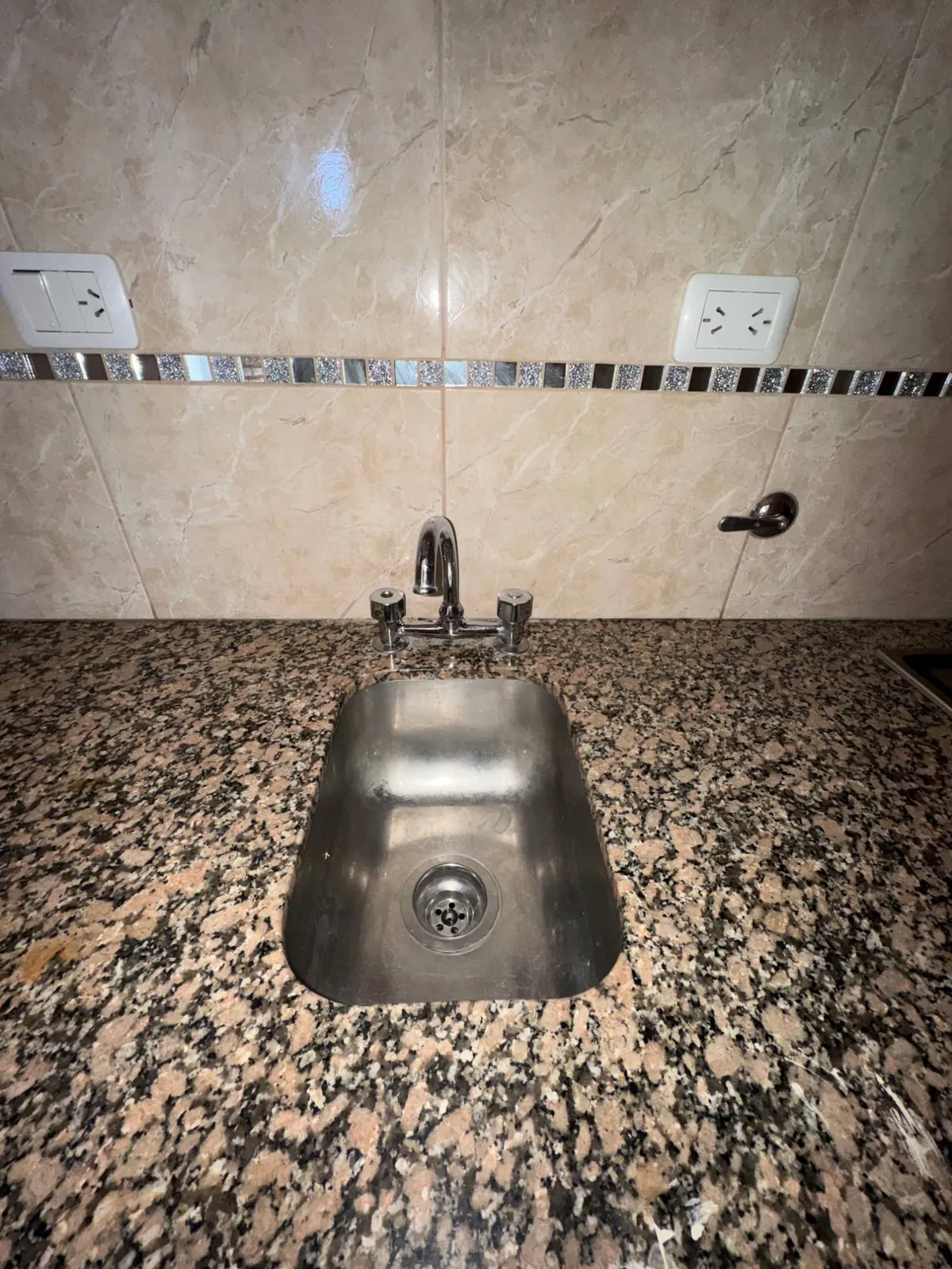 Local comercial en alquiler – Lewis Jones y Neuquén — foto 6